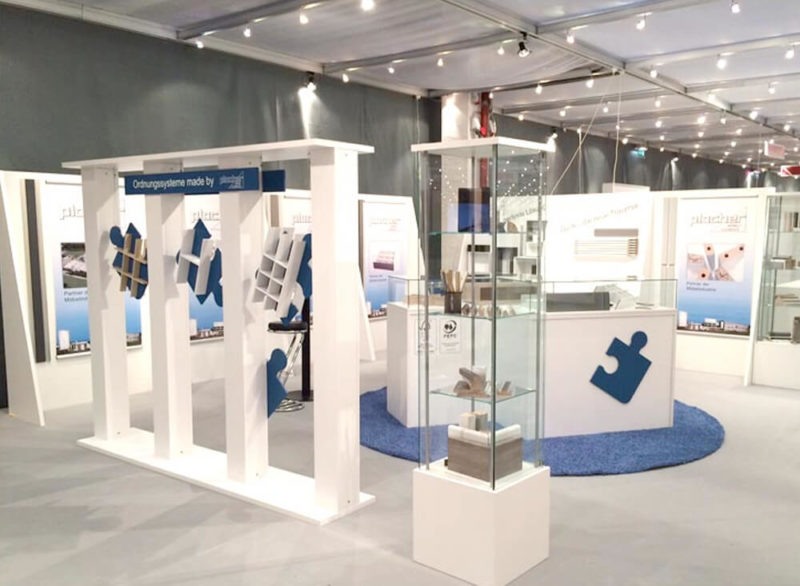 Stand d'exposition avec systèmes d'étagères et vitrines en verre