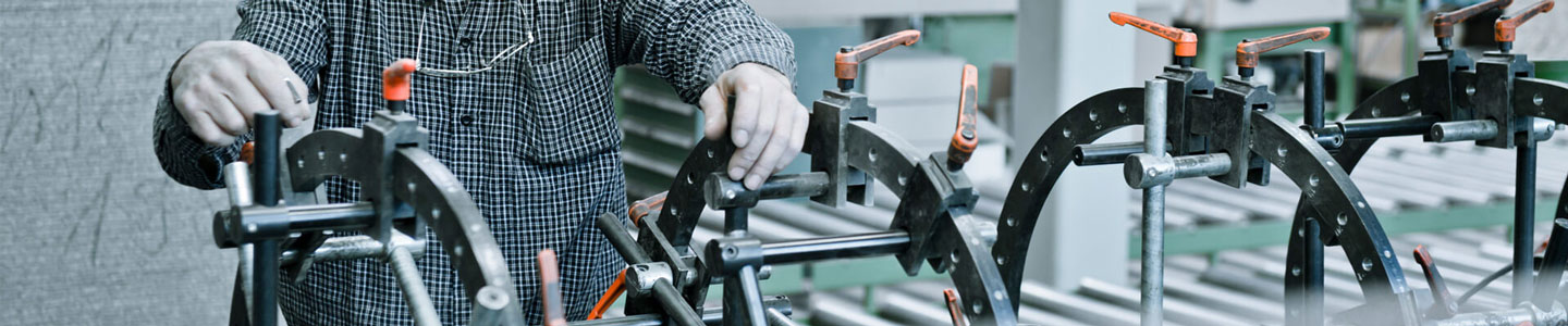 Personne en train d'assembler des machines dans un atelier