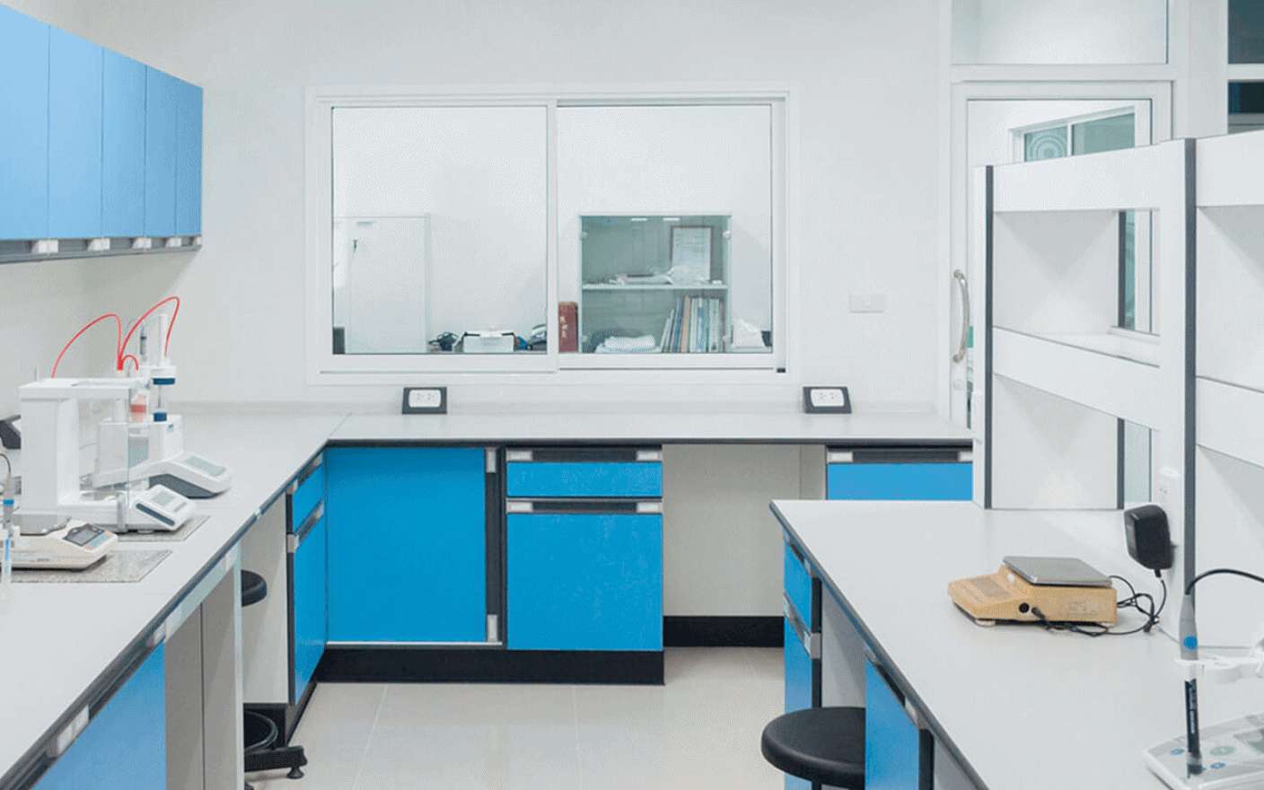 Laboratoire moderne avec des armoires bleues.