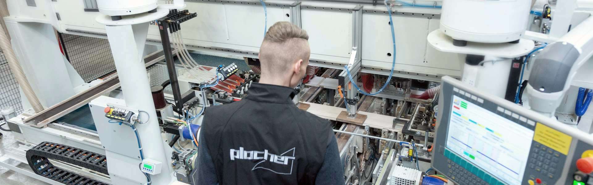 Employé sur une machine à bois industrielle