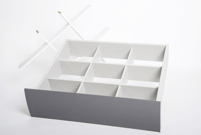 Boîte en plastique avec compartiments, gris-blanc, tiroir ouvert