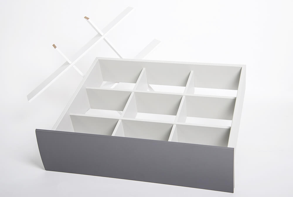 Boîte en plastique avec compartiments, gris-blanc, tiroir ouvert