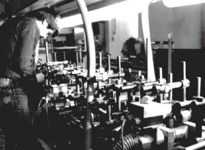 Ouvrier sur une grosse machine dans une usine
