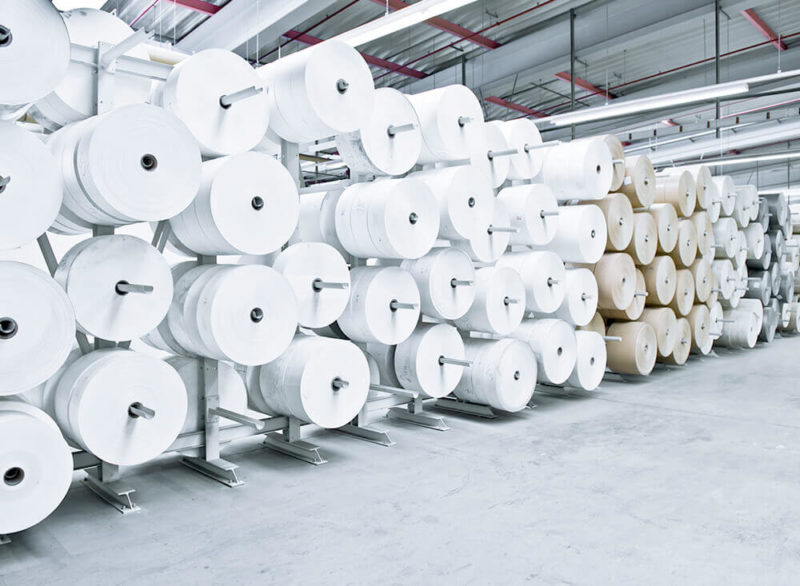Grands rouleaux de papier dans l'entrepôt d'une usine