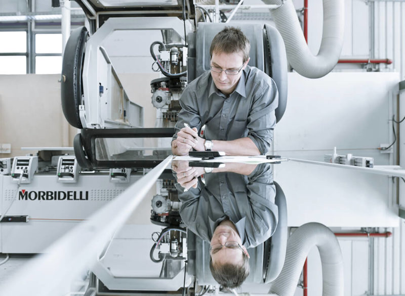 Travailleur avec reflet de la machine dans l'atelier