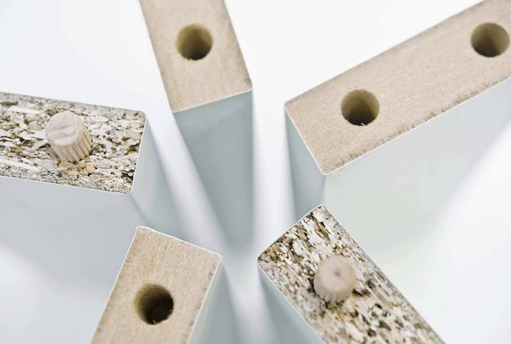 Gros plan sur des planches de bois avec des trous de chevilles.
